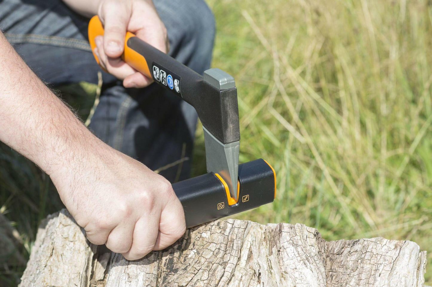 Aiguiseur pour haches et couteaux Fiskars