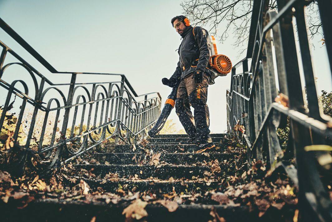 STIHL BGA 300.1 Souffleur dorsal à batterie – Pack AR 3000 L, chargeur, câble et adaptateur