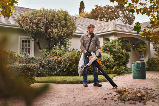 Souffleur ou aspirateur de feuilles : quel outil choisir ?