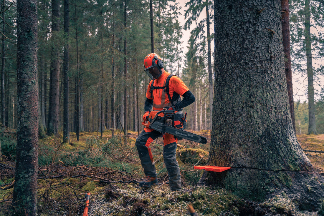 tronçonneuse STIHL et Husqvarna côte à côte sur une table en bois