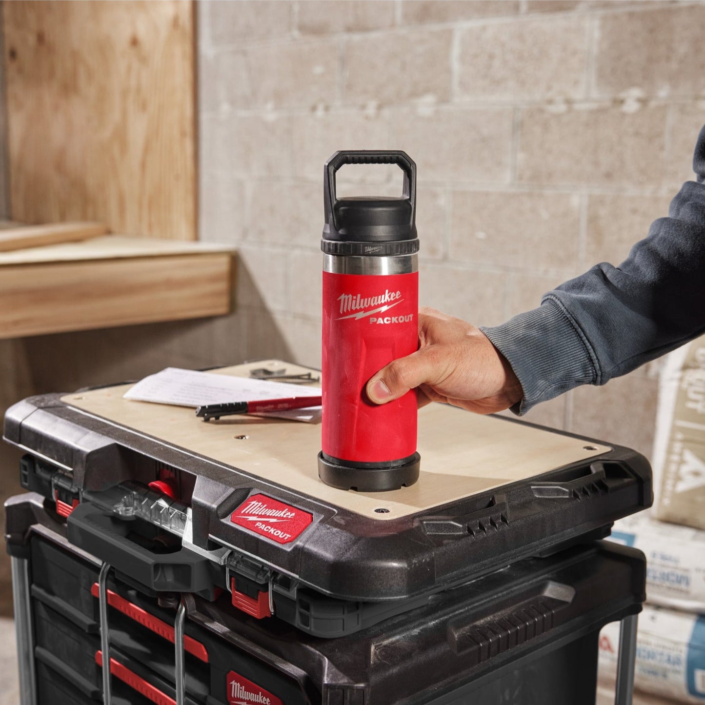 Milwaukee PACKOUT Bouteille 710 ml avec Bouchon Chug - Rouge