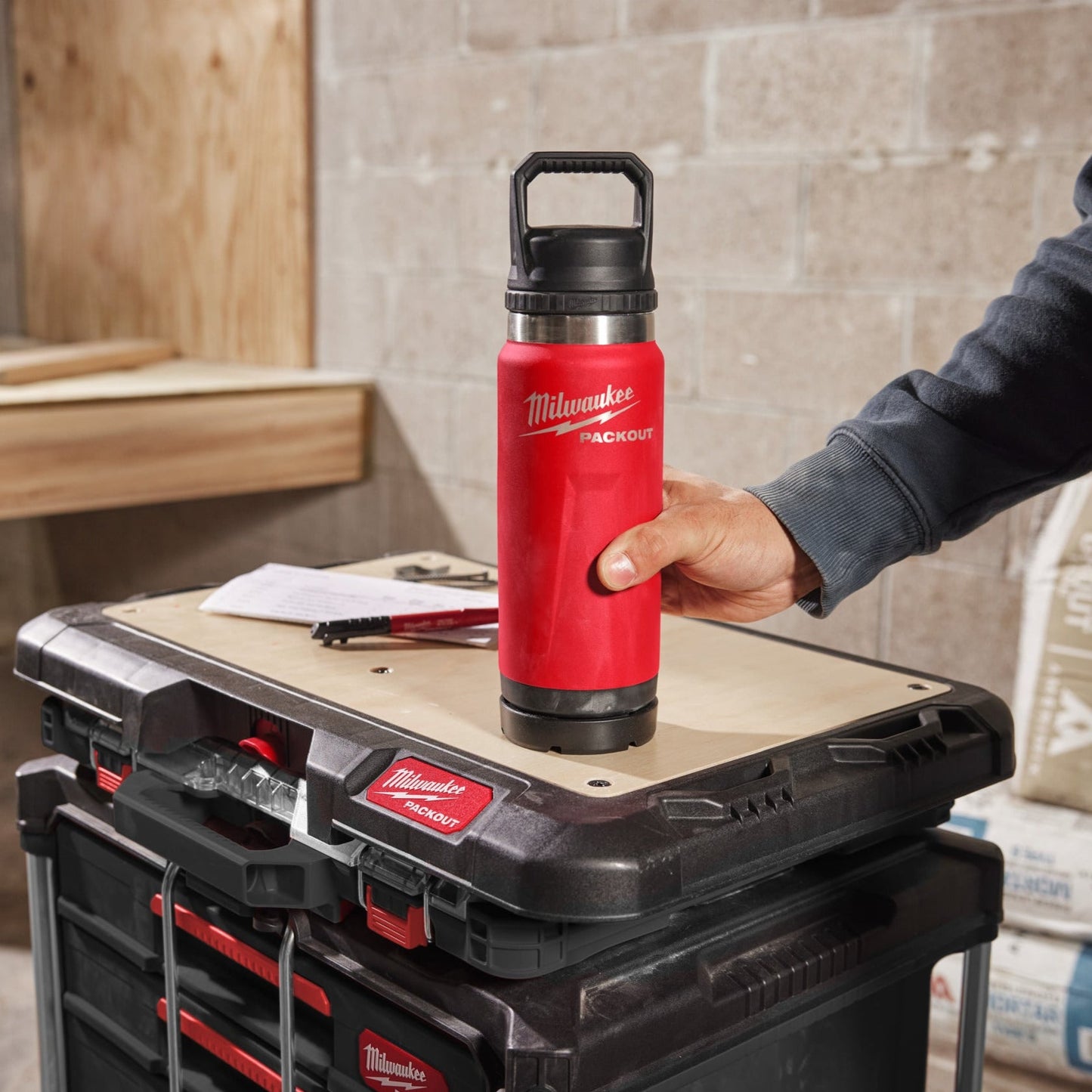 Milwaukee PACKOUT Bouteille 532 ml avec Bouchon - Rouge