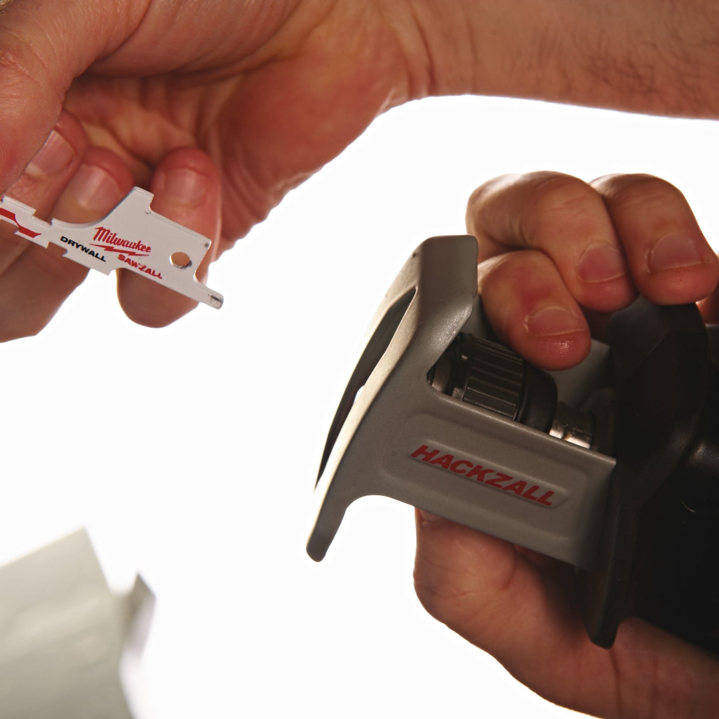 Milwaukee M12 HZ-202C Scie sabre sub-compacte sans fil Hackzall – 2 batteries + 1 chargeur inclus