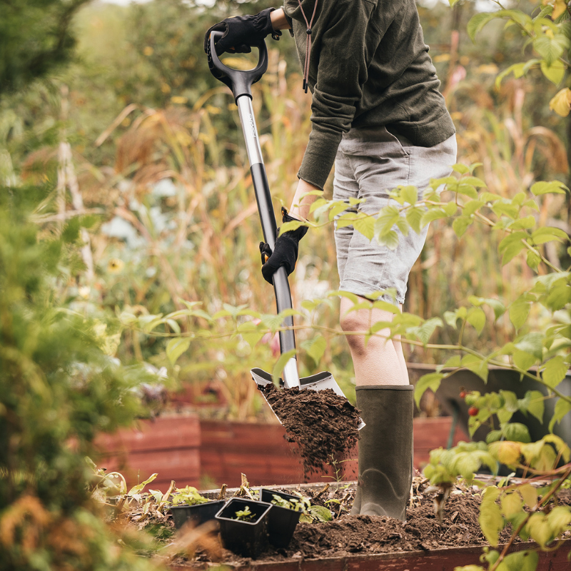 Bêche de jardin FISKARS Ergonomic ronde - manche 125 cm