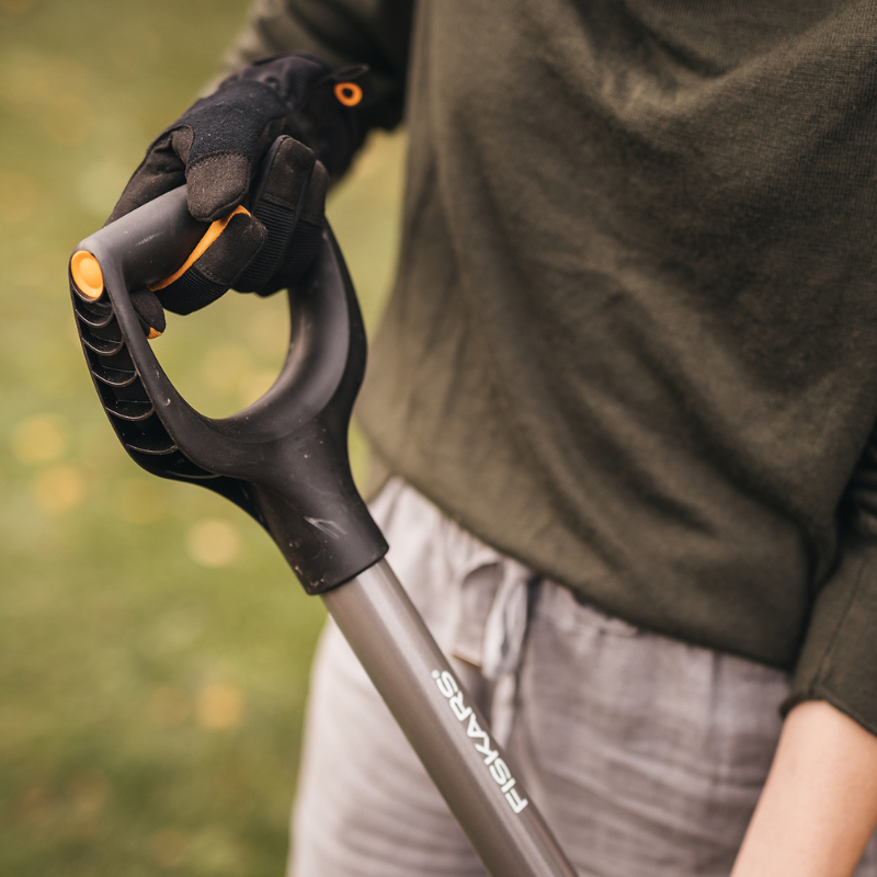 Bêche de jardin FISKARS Ergonomic ronde - manche 125 cm