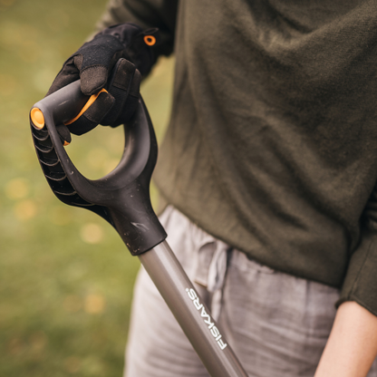 Bêche de jardin FISKARS Ergonomic ronde - manche 125 cm