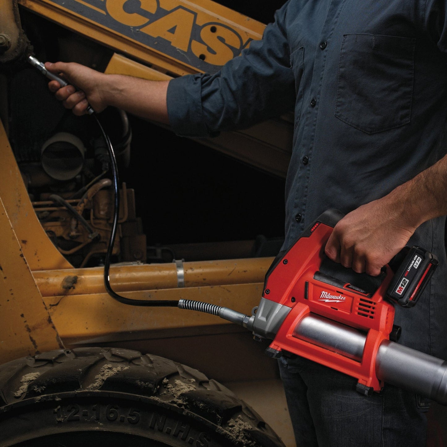 Milwaukee M12 GG-0 pistolet à graisse sub-compact (outil seul)