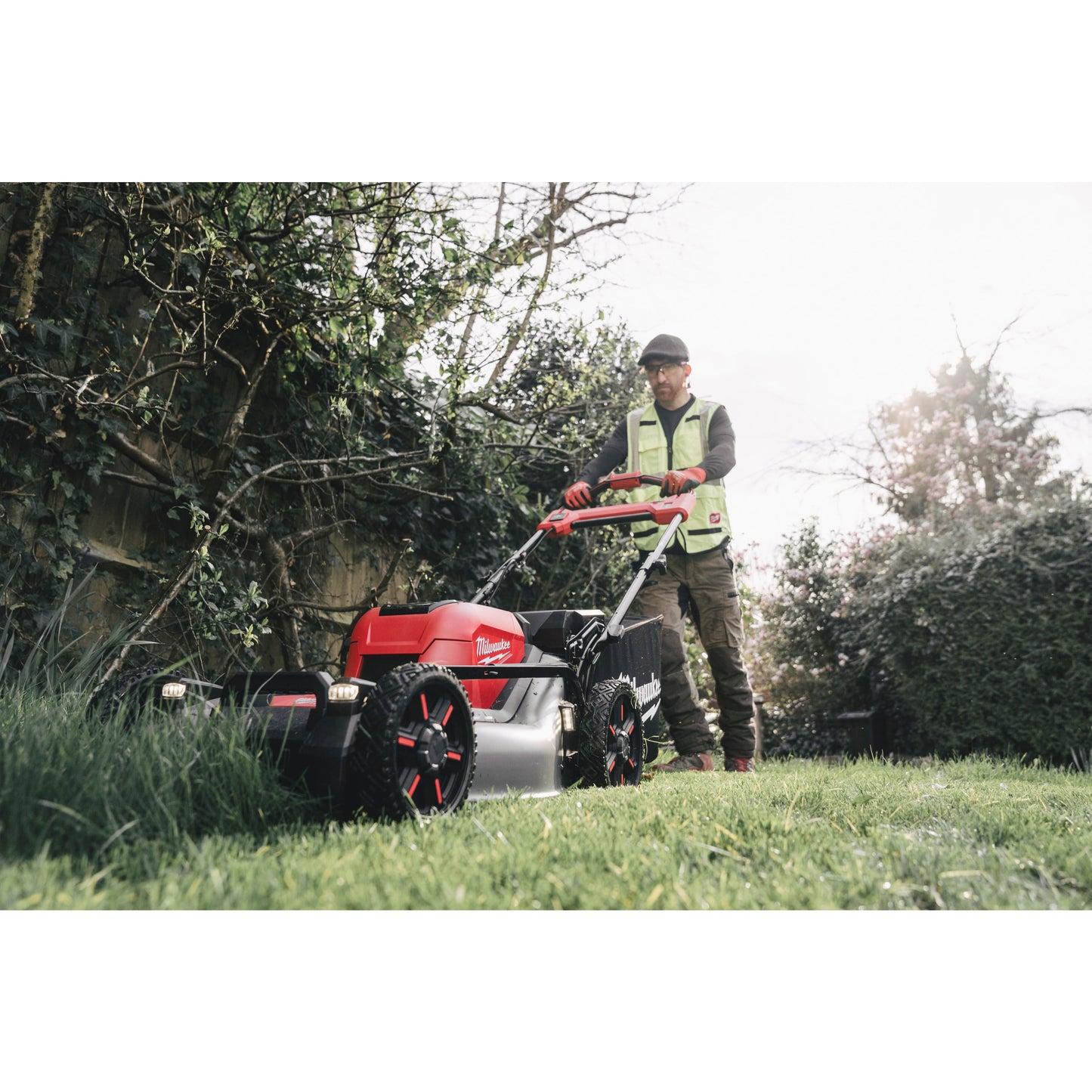 Tondeuse à batterie Milwaukee M18™ FUEL™ - 53 cm avec 2 batteries et 1 chargeur rapide