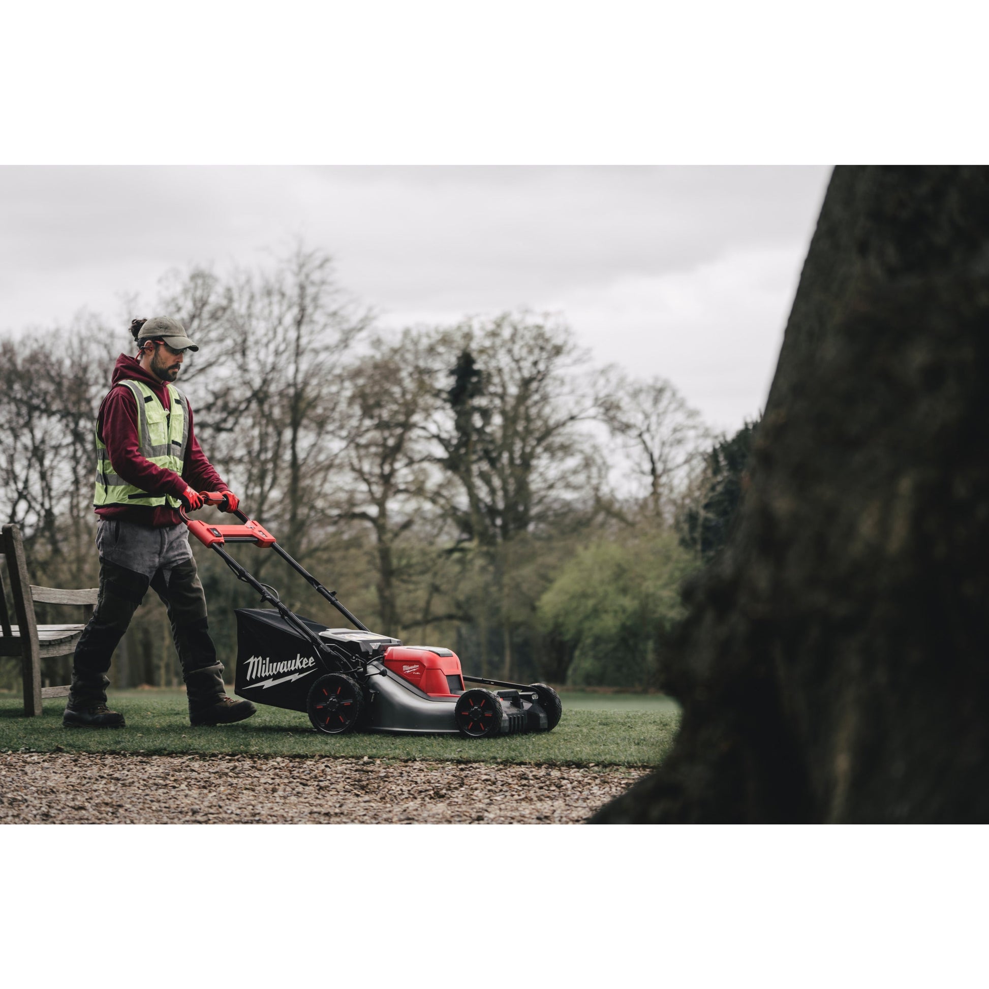 Tondeuse à batterie Milwaukee M18™ FUEL™ - 53 cm avec 2 batteries et 1 chargeur rapide