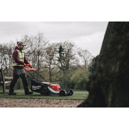 Tondeuse à batterie Milwaukee M18™ FUEL™ - 53 cm avec 2 batteries et 1 chargeur rapide