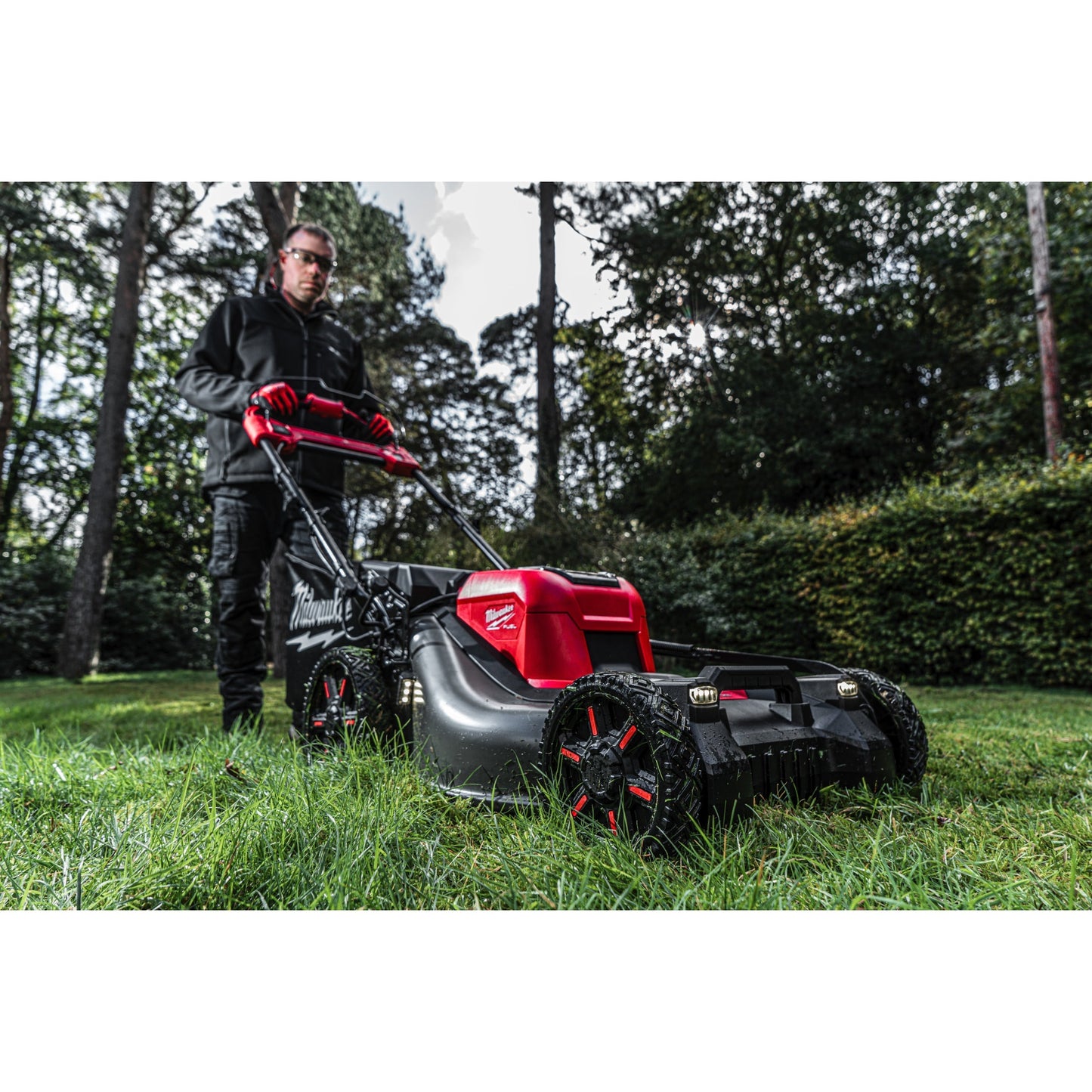 Tondeuse à batterie Milwaukee M18™ FUEL™ - 53 cm avec 2 batteries et 1 chargeur rapide