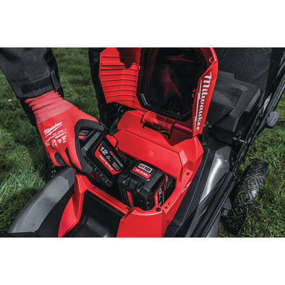 Tondeuse à batterie Milwaukee M18™ FUEL™ - 53 cm avec 2 batteries et 1 chargeur rapide