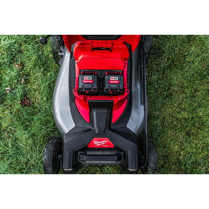 Tondeuse à batterie Milwaukee M18™ FUEL™ - 53 cm avec 2 batteries et 1 chargeur rapide