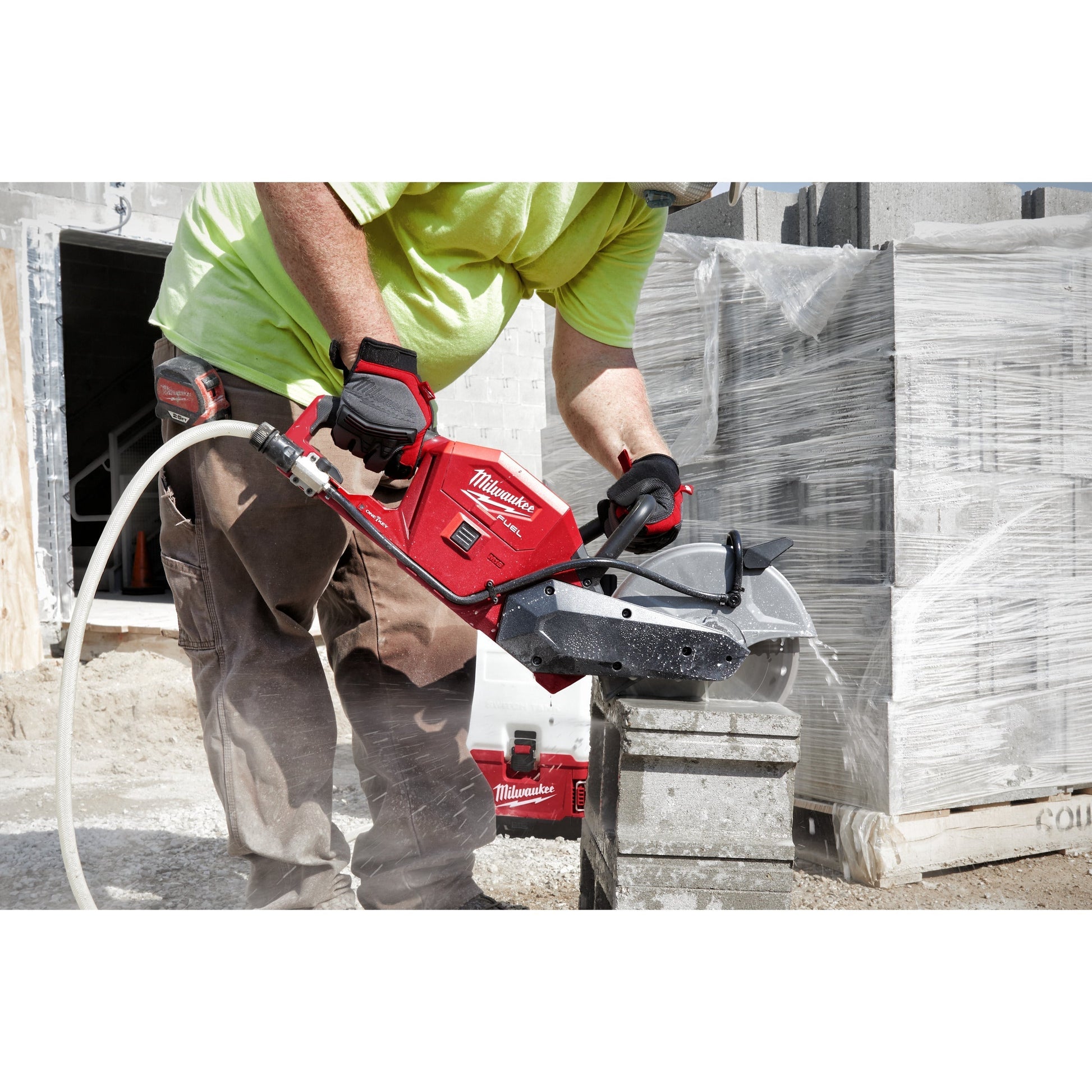 Milwaukee M18 FCOS230-121 FUEL Découpeuse à disque sans fil 230 mm avec batterie 12 Ah et chargeur