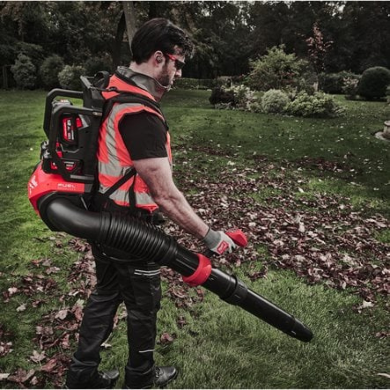 Milwaukee M18 F2BPB-124 Souffleur à dos double batterie – 4x batteries et chargeur inclus