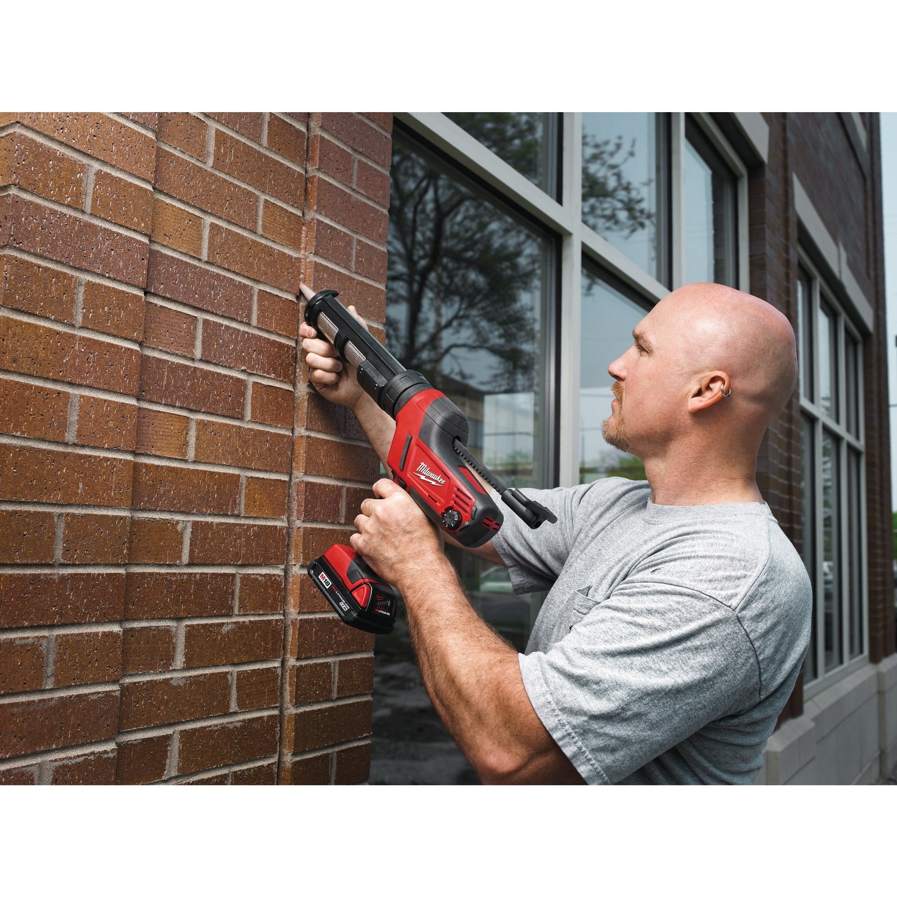 Milwaukee M18™ C18 PCG/310C-201B - Pistolet à mastic sans fil 310 ml