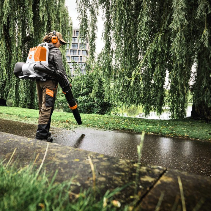 STIHL souffleur à dos à batterie BRA 200 pack avec batterie et chargeur (AP 30 + AL 501)