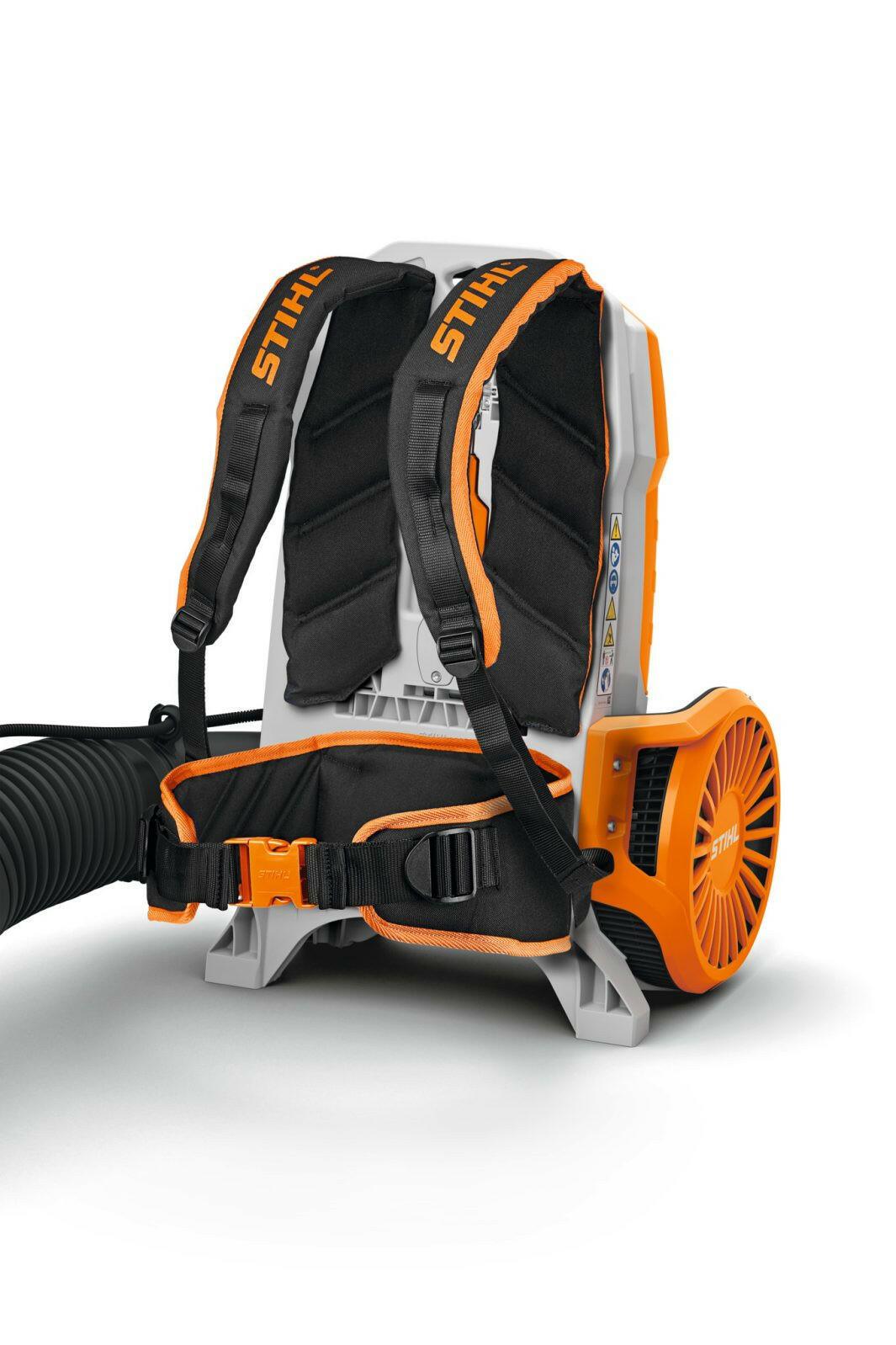 STIHL BGA 300.1 Souffleur dorsal à batterie – Pack AR 3000 L, chargeur, câble et adaptateur