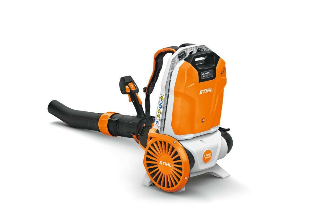 STIHL BGA 300.1 Souffleur dorsal à batterie – Pack AR 3000 L, chargeur, câble et adaptateur